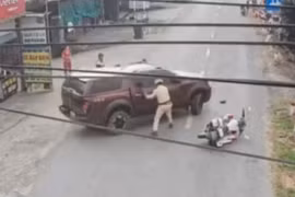 Bắt kẻ tăng ga tông vào xe đặc chủng của cảnh sát giao thông