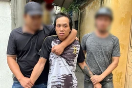 Đi bộ bờ hồ Tam Bạc, cô gái bị giật Iphone 14 Promax