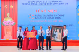 Bí thư Hải Phòng Lê Tiến Châu tặng phòng học thông minh 300 triệu đồng