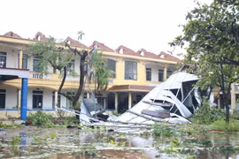 Bão Kajiki khiến 3 người chết, hơn 6.800 nhà tốc mái