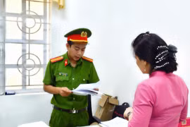 Bảo mẫu ném bé trai 14 tháng tuổi xuống nền gạch – hành vi mất nhân tính