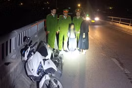 Chồng mất, người phụ nữ buộc tay con lên đỉnh cầu định tự tử