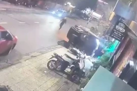 Ô tô lao vỉa hè đâm 3 người bị thương sau khi nhóm người cãi vã