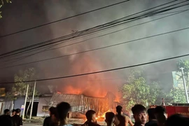 Cháy lớn thiêu rụi nhiều nhà xưởng ở Hải Dương