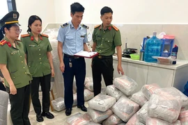 Triệt phá cơ sở sản xuất thức ăn cho mèo giả Catsrang