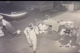 Thời điểm xảy ra vụ án có một người đàn ông đội mũ bảo hiểm trùm kín mặt và đeo khẩu trang xuất hiện trong sân nhà nạn nhân.