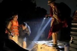 Bắt giữ phương tiện khai thác cát trái phép trên sông Sặt Hải Phòng