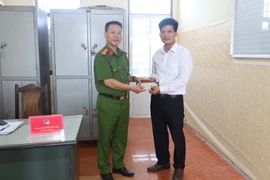 Cán bộ công an nhặt ví 11 triệu đồng, trả người đánh rơi