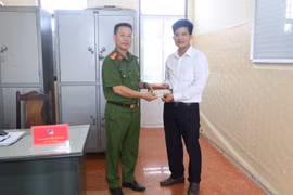 Cán bộ công an nhặt ví 11 triệu đồng, trả người đánh rơi