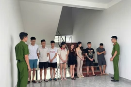 Nhóm nam nữ sử dụng ma túy trong chung cư tại Hưng Yên