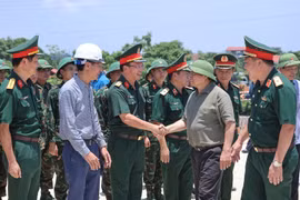 Thủ tướng kiểm tra tiến độ cầu Phong Châu mới