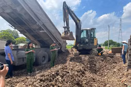 Bắt quả tang nhóm đối tượng chôn, đổ chất thải ở Hưng Yên