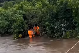 Lũ cuốn 7 học sinh ở Quảng Ninh, còn 2 em mất tích