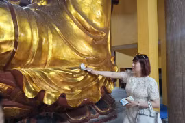 Rút quẻ thẻ, quệt tiền tượng Phật… tại chùa Tranh Hải Phòng