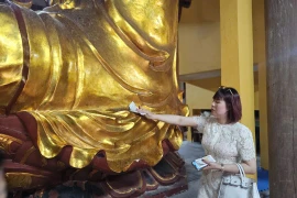 Rút quẻ thẻ, quệt tiền tượng Phật… tại chùa Tranh Hải Phòng