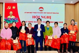 50 suất quà Quỹ Vì người nghèo trao các gia đình khó khăn xã Trần Phú