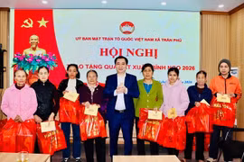 50 suất quà Quỹ Vì người nghèo trao các gia đình khó khăn xã Trần Phú