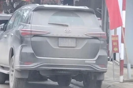 Xe biển xanh đỗ dưới biển cấm, bùn đất che mờ biển số bị xử phạt