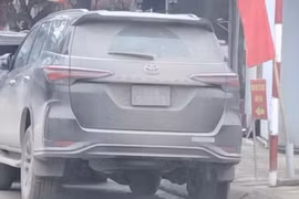 Xe biển xanh đỗ dưới biển cấm, bùn đất che mờ biển số bị xử phạt