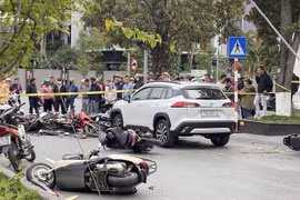 Ô tô tông 12 xe máy dừng đèn đỏ ở Hải Phòng, 3 người bị thương