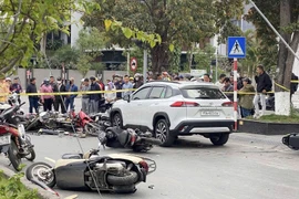 Ô tô tông 12 xe máy dừng đèn đỏ ở Hải Phòng, 3 người bị thương