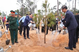 Bí thư Thành ủy, Chủ tịch UBND TP Hải Phòng trồng cây xanh đầu năm mới
