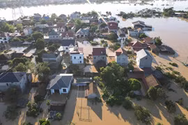 Chuyên gia pháp lý khuyên nên ủng hộ đồng bào lũ lụt qua Mặt trận