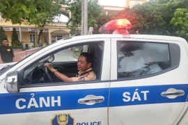 CSGT Hải Dương đưa thí sinh co cứng tay chân đi cấp cứu