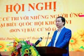 Ông Vũ Văn Tiến với các cử tri.