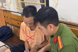 Tạm giữ người cha dùng xích treo ngược chân con ở Hải Phòng