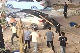 Nhiều tội danh vụ nhóm người bao vây, đập phá ô tô ở Nghệ An