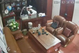 Thấy gì từ vụ người đàn ông "thân mật với nhiều phụ nữ"?