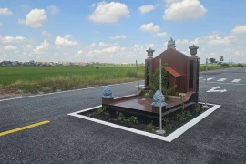 Cận cảnh ngôi mộ án ngữ trên đường thuộc Dự án KDC mới ở Hải Phòng