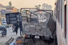 Hiện trường vụ xe tải va chạm tàu hỏa, 2 người bị thương ở Hải Phòng