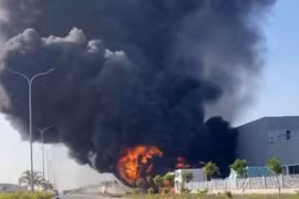 Cháy bãi tập kết mút xốp phế liệu cổng Công ty CCTY Việt Nam