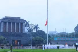 Lễ treo cờ rủ Quốc tang nguyên Chủ tịch nước Trần Đức Lương tại Quảng trường Ba Đình