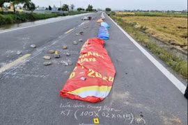 Khởi tố người phụ nữ chặn đường phơi thóc khiến 1 người tử vong