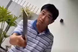 Chủ nhà cầm dao dọa chém thợ sửa khóa ở TPHCM có bị xử lý?