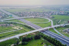 Không trồng cây xanh trên dải phân cách: Hết lãng phí... tai nạn giao thông?!