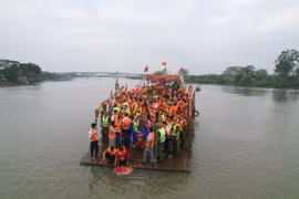 Hàng nghìn du khách nô nức khai hội đền Tranh