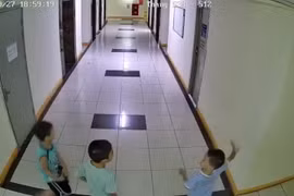 Cháu bé ném dép trúng van nước làm hỏng thang máy chung cư: Ai bồi thường?