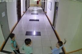 Cháu bé ném dép trúng van nước làm hỏng thang máy chung cư: Ai bồi thường?