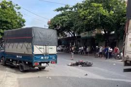 Xe tải va chạm xe máy trên QL38, 3 người thương vong