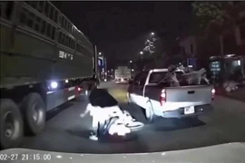 Có thể xử lý hình sự tài xế bán tải tạt đầu xe máy ở Hà Nội