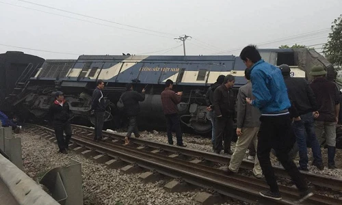 Hiện trường vụ tàu hỏa đâm xe tải nát bét ở Hà Nội