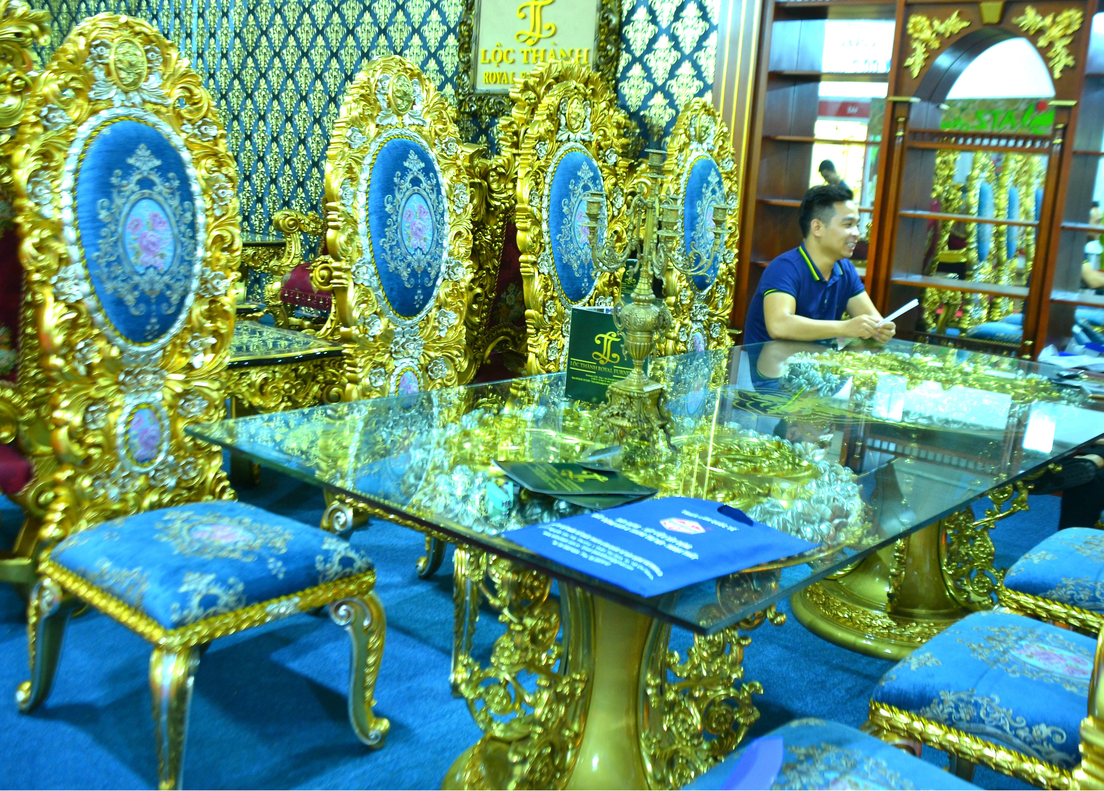 Hoa mắt với bộ bàn ăn dát vàng giá gần nửa tỷ