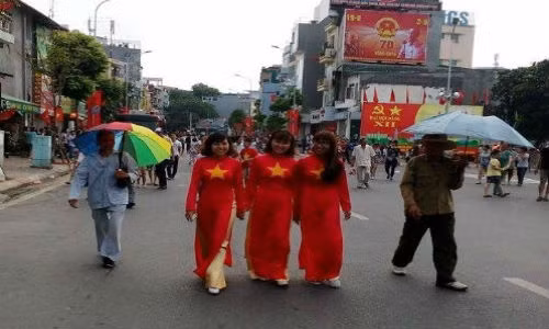 Người dân tha thướt tà áo dài đi xem diễu binh Quốc khánh 2/9