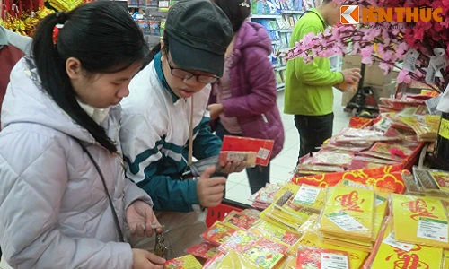 Cảnh xếp hàng chờ thanh toán trong siêu thị ngày Tết