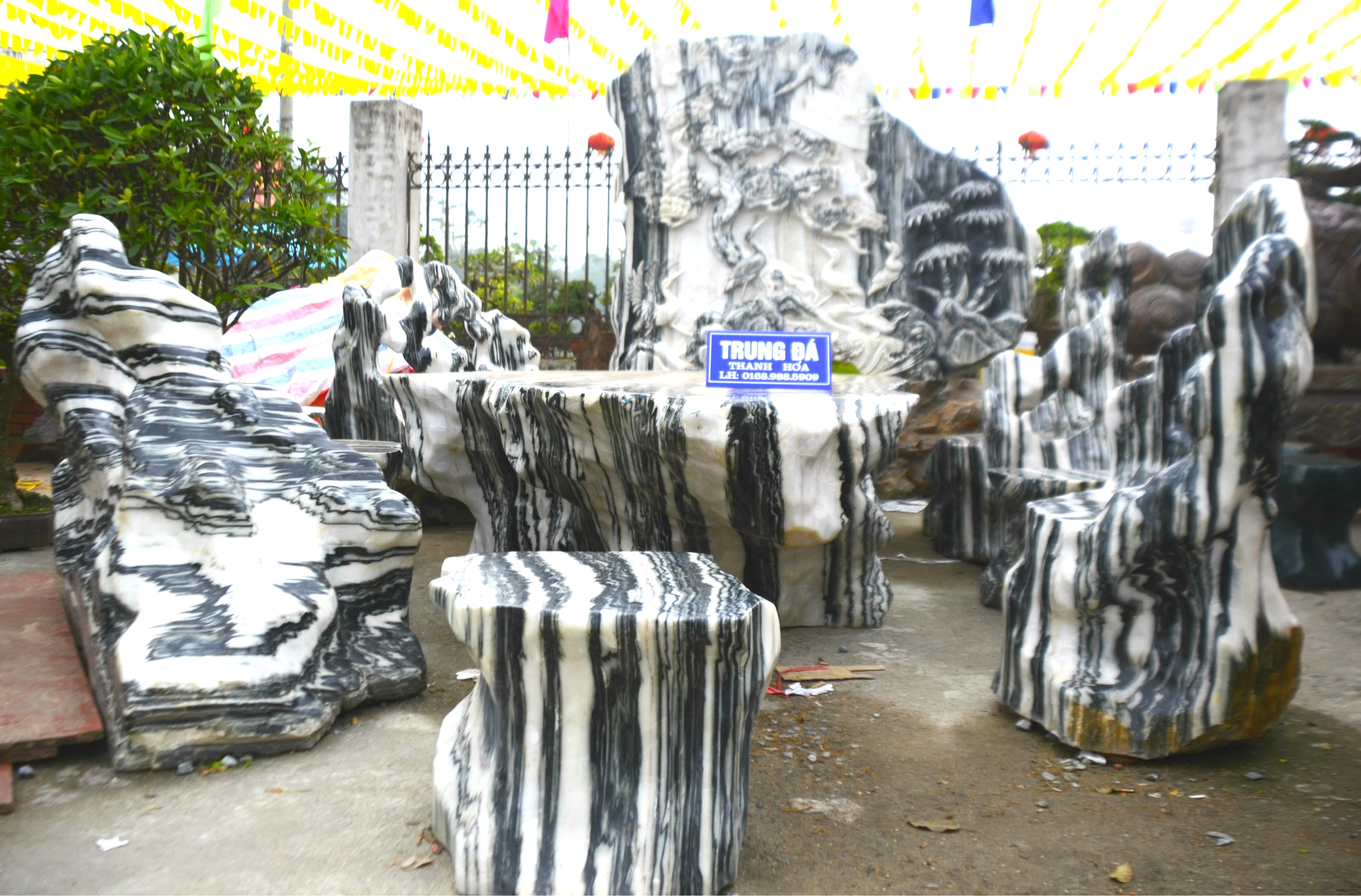 Bộ bàn ghế lũa đá Tuyết sơn độc nhất vô nhị giá nửa tỷ 