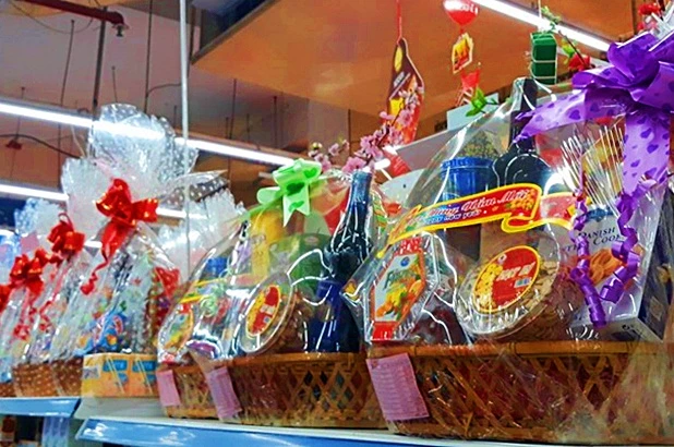 Bóc giá loạt giỏ quà Tết 2018 vừa lên kệ, hút khách hàng